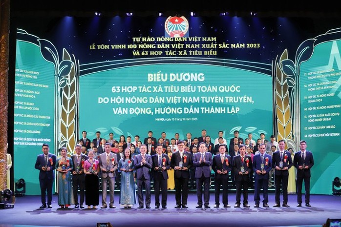 bà Thúy (mặc trang phục Thái màu hồng)- GĐ HTX Nhận vinh danh 63 HTX Tiêu biểu toàn quốc 2023-